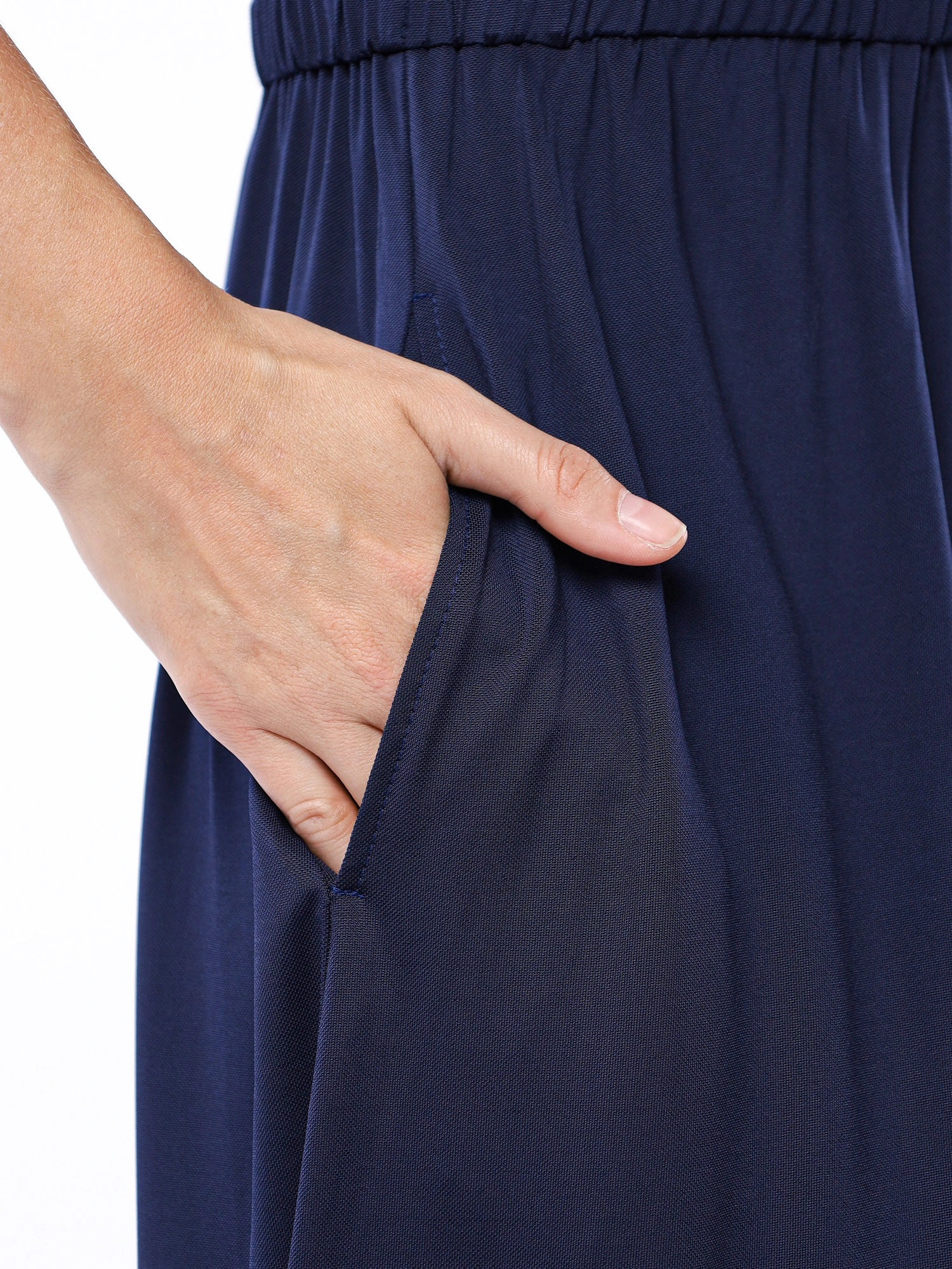 Платье из смесовой вискозы с боковыми разрезами